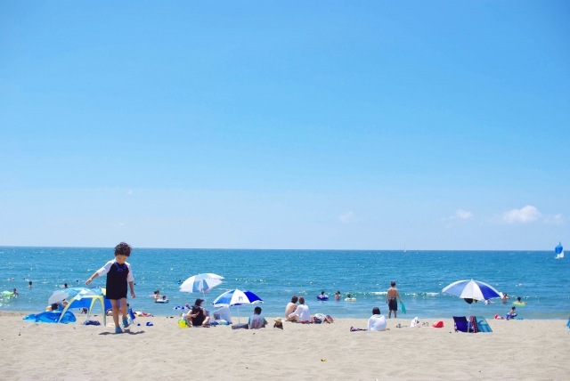 ラッシュガードを着て海で遊ぶ子ども